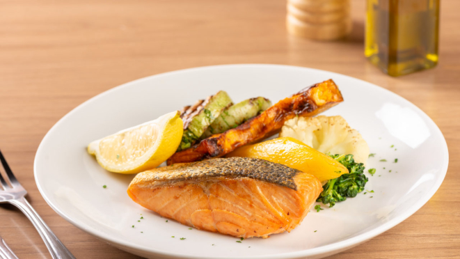 Salmão com legumes e limão siciliano do Cantê Cozinha.