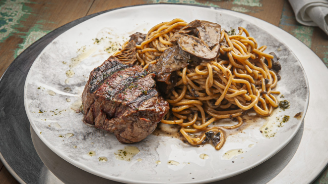 Espaguete ao funghi trufado com mignon do Anarco Batel. O restaurante traz outras opções com mignon.