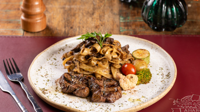 O Anarco Batel traz no prato principal, talharim com molho trifunghi, e escapole de mignon. O restaurante também tem opção de entrada com o corte.