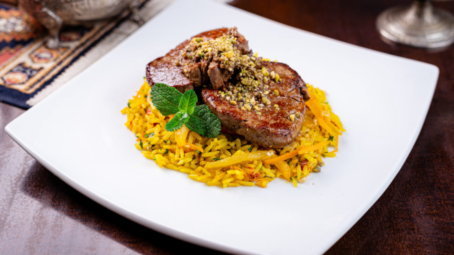 O restaurante serve no almoço mignon grelhado ao molho de azeitona, acompanhado de arroz de açafrão.