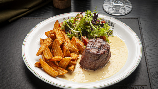 Para o prato principal, no jantar, mignon com molho de mostarda, batata rústica e salada da casa. O restaurante tem outras opções com o corte.