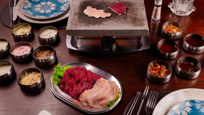 O Château de Gazon serve fondue na pedra com filé mignon e frango.