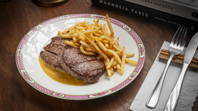 No jantar, medalhão de filé mignon com molho café paris. O Chez Margot também opção de mignon no almoço.