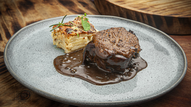 No Gianttura, mignon grelhado em crosta úmida de especiarias com batatas dauphinoise.