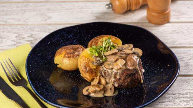 No menu de almoço, mignon ao molho de cogumelos e batatas ao murro.