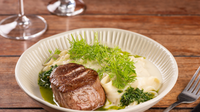 No jantar como prato principal: fettuccine e escalope de mignon.