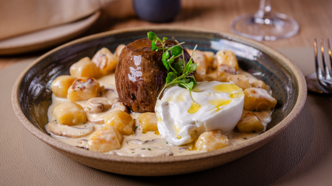 Nhoque com creme de cogumelos frescos e mignon grelhado do Koré Qoya.