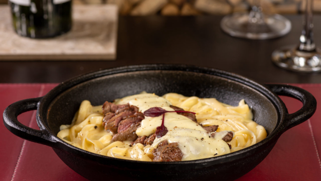 O restaurante La Mafia serve tagliata de mignon com fettuccine no prato principal.