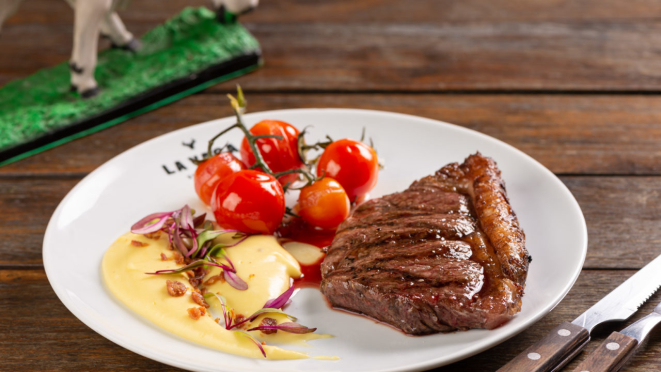 O La Vaca disponibiliza medalhão de mignon na brasa com creme de batata baroa e confit de tomate-cereja.