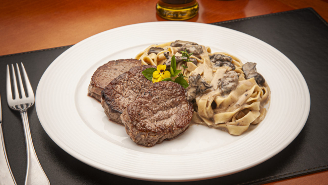 Como prato principal no almoço, escalopes de mignon grelhado com talharim da casa, ao molho de funghi, o restaurante também opção no jantar.