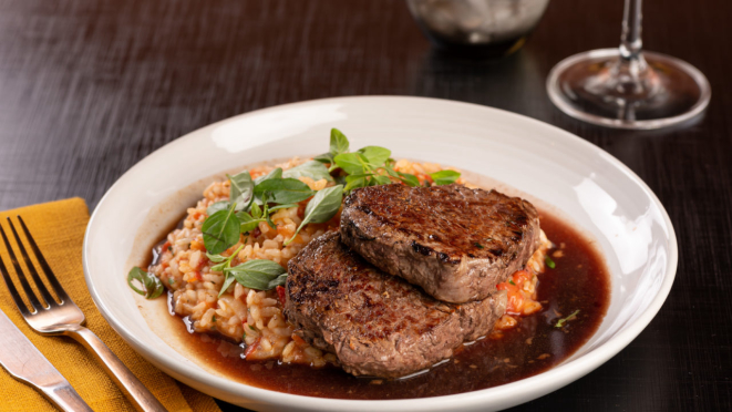 O Paco traz, no almoço, mignon grelhado com risoto de parmesão. No jantar também tem mignon no menu.