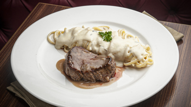A opção de prato principal no Paris 6 é um mignon servido com fettuccine ao molho alfredo.