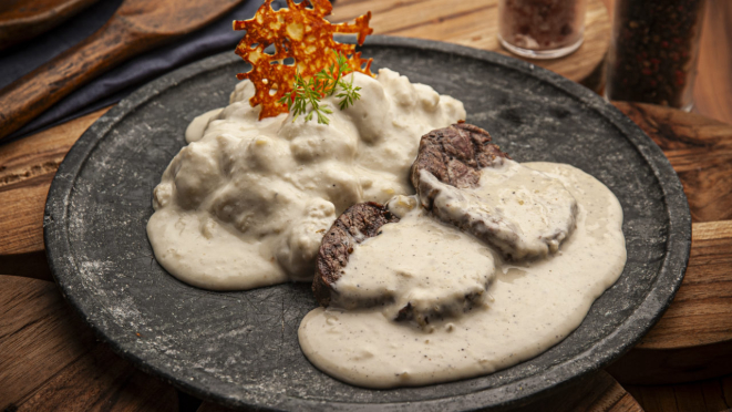 No Pata Negra você pode escolher escalope de mignon ao gorgonzola com nhoque alfredo.