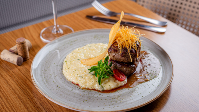 O Scavollo traz medalhão de mignon grelhado com crispy de batata e risoto de parmesão.