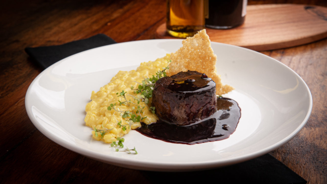 No Spaccio RAR, um risoto elaborado com vinho branco,  acompanhado de medalhão de mignon.