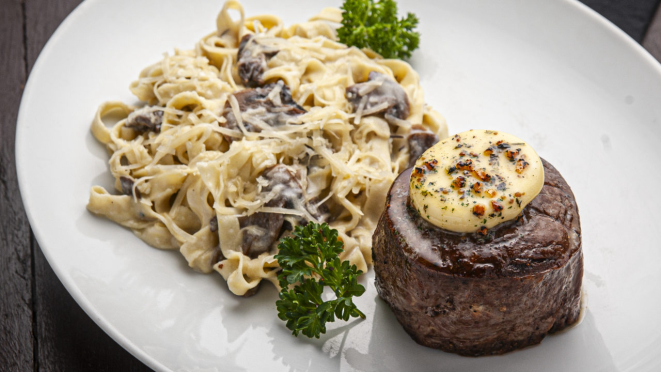 No jantar o restaurante serve mignon grelhado com manteiga café paris e tagliatelle ao creme trifolati.