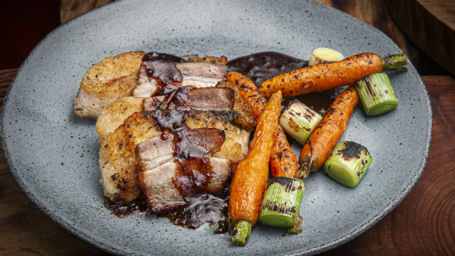 O prato principal é pirarucu com pancetta da casa, acompanha legumes tostados e molho barbecue de café.