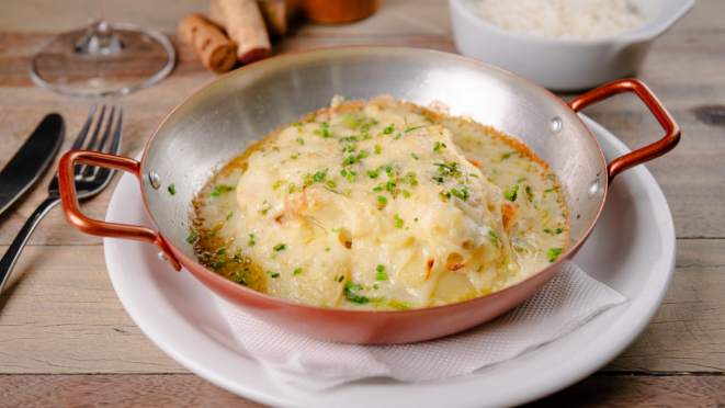 A petiscaria serve, como prato principal, bacalhau com nata, batata, molho branco e vinho branco. No restaurante também tem opção na entrada.