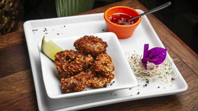 Serve, na entrada, lula crocante à moda thai com geleia de pimenta.