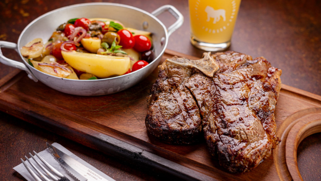 O Bar da Fábrica Bastards serve t-bone com salada quente de batata mediterrânea. O restaurante também tem opção com carne na entrada.