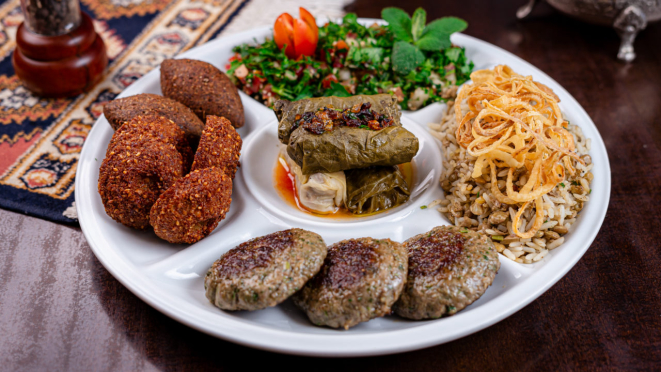 No jantar a opção é o Combinado Árabe, com mini kaftas de carne bovina, falafels, quibes fritos, arroz com lentilha e cebola crocante.