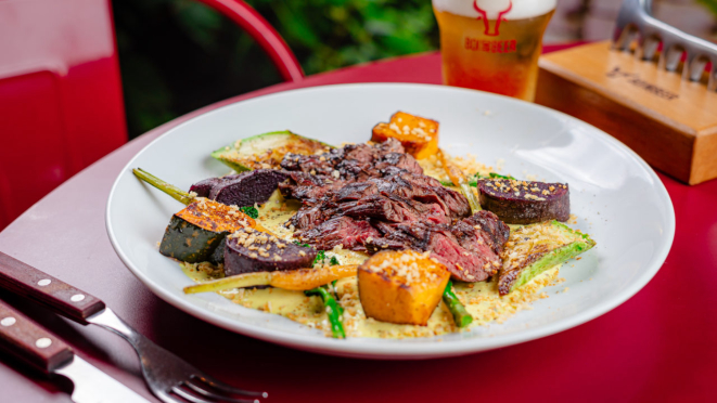 O Boi and Beer traz, para o prato principal, fraldinha ao molho mostarda acompanhada de legumes e farofa. O restaurante também tem outras opções com carne no menu.