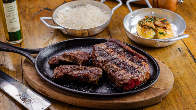 O Bull Prime serve, como prato principal, chorizo e bananinha com arroz branco, batata ao murro e alho confit. O restaurante também tem outras opções com carne no menu.