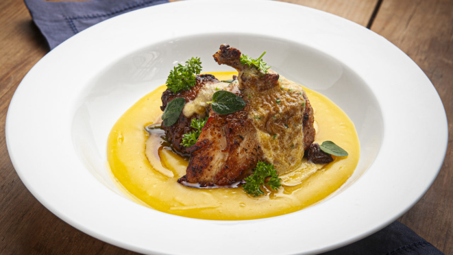 Suprema de frango com salada morna de vagem e musseline de mandioquinha do C'la vie Restaurante.