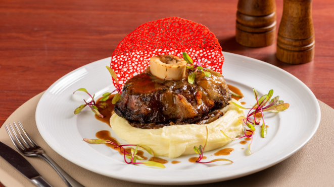 Ossobuco com berço de cebola tostada acompanhado de aligot servido no próprio molho no Catanzaro.