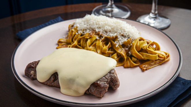 A opção no prato principal é entrecôte ao molho de queijo grana e fettuccine ao curry defumado.