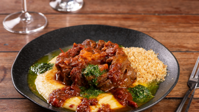 Serve, no almoço, ossobuco com gremolata de polenta e crocante de cebola. O Jardim Secreto tem opção de entrada e jantar.