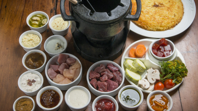 Fondue com carne bovina, suína, frango e peixe, na pedra ou óleo, acompanhadas por 12 molhos e batata suiça no Le Rechaud.