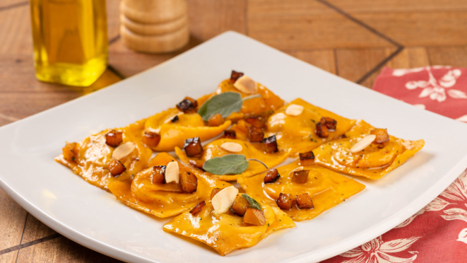 O Limoeiro traz tortellini recheado com copa lombo assado finalizado com molho de queijo e maçã em cubos na manteiga.