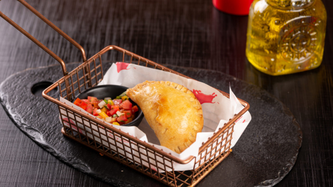 O Paco Cocina traz, na entrada, uma empanada assada de carne desfiada, acompanhada de vinagrete da casa.