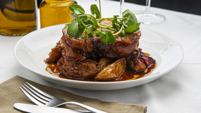 O Pescara Cucina serve, no jantar, porchetta com carne suína enrolada e assada lentamente. Acompanha assado de maçã, batata e tomate. O restaurante tem diversas opções no menu.