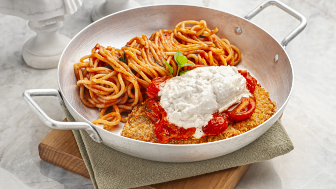 O Romeo Cucina serve, no almoço, costela de porco à milanesa e muçarela de búfala acompanhada de espaguete ao pomodoro.