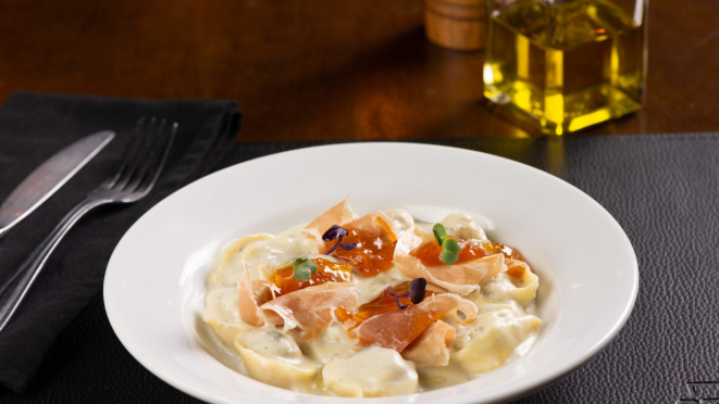 Tortelli de costela com fonduta gorgonzola, presunto parma e geleia de tangerina do ST 444. O restaurante também tem outra opção com carne no menu.