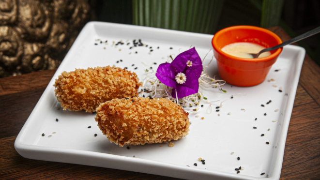 O Thai serve, na entrada do menu do jantar, o croquete de frango à moda thai.