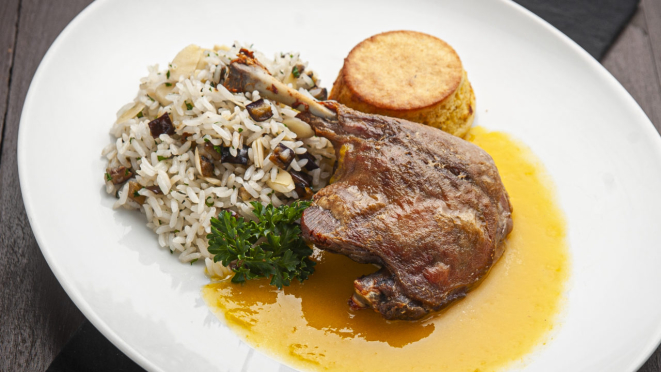 No Vindouro, confit de canard ao molho de laranja com arroz marroquino e muffin de milho. O restaurante também tem outras opções com carne no menu.