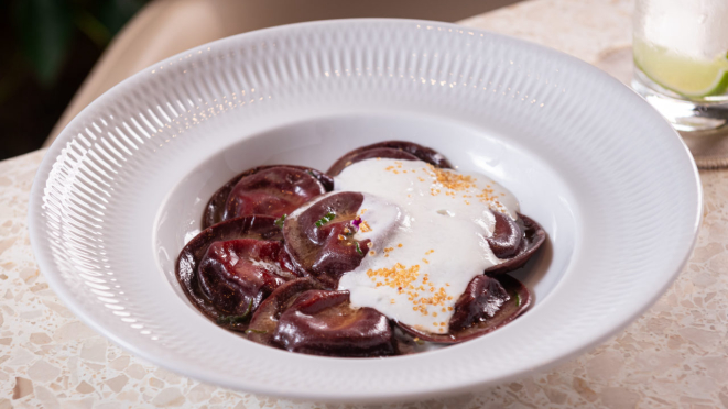 Ravioli de beterraba com queijo boursin e emulsão de manteiga e sálvia no Ninna Cozinha. O restaurante tem outra opção com massa.