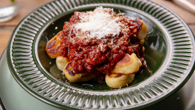 Nhoque de batatas com ragu de carne do futuro do Parma Bistrô.