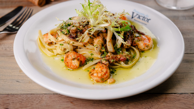 Tagliatelli, camarão, lula, polvo, alho, cebola roxa, manjericão e vinho branco da Petiscaria do Victor.