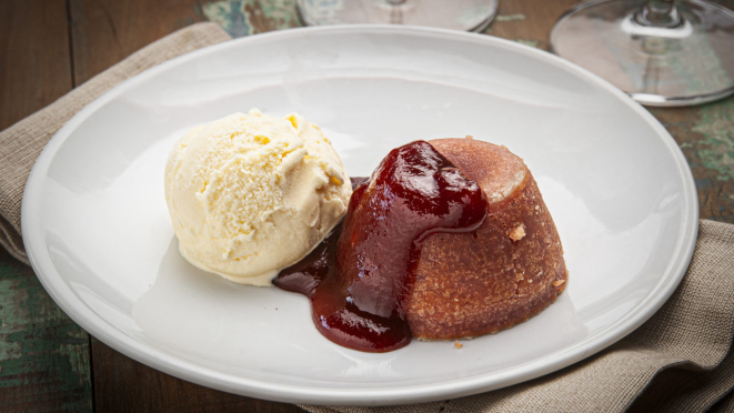 Serve, no jantar, petit gateau de goiaba e sorvete de creme.