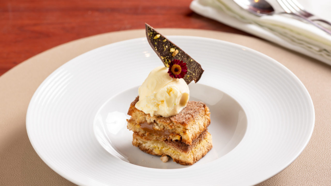 Rabanada recheada com sorvete do Catanzaro. O restaurante tem outra opção com sorvete.