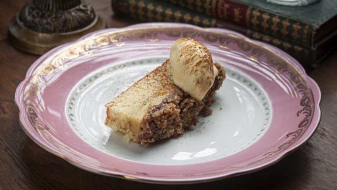 O Chez Margot traz, no almoço, cuca de banana nanica e sorvete de canela.