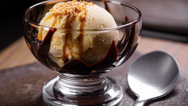 No Fun'iki Rooftop, taça de sorvete de creme ou chocolate, servido com calda de caramelo ou chocolate.