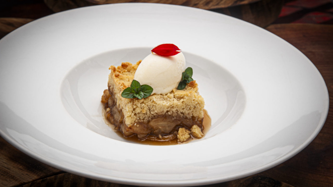 Crumble de nozes com abacaxi e sorvete de cumaru do Gianttura.