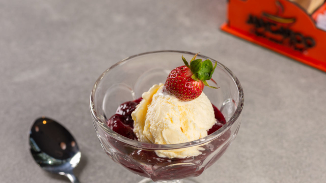 Sorvete de creme com frutas vermelhas no Jangaroo. O restaurante tem outras opções com sorvete no menu.