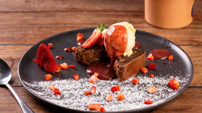 O Jardim Secreto serve, no jantar, brownie de chocolate, com geleia de morango e sorvete de creme.