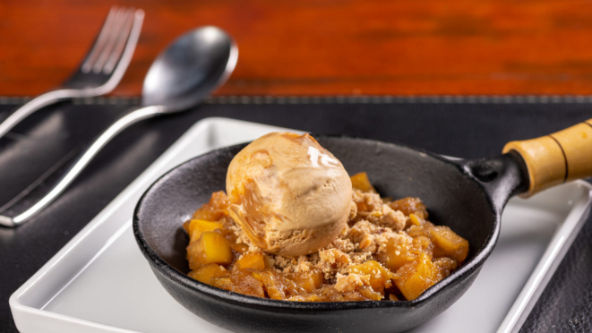 Compota de maçã com especiarias, crumble e sorvete de doce de leite do Ox Room. O restaurante tem outras opções com sorvete no menu.
